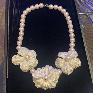 Pearls necklace with white and gold leather flowers